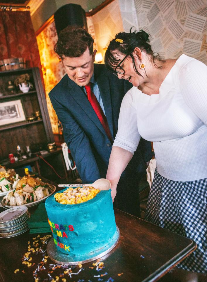 Couple has a macaroni cheese themed wedding